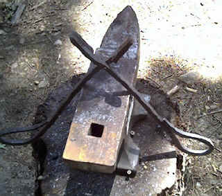 tongs on anvil.JPG (135150 bytes)